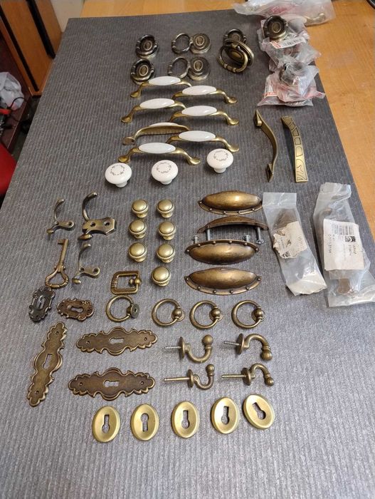 stare okucia meblowe