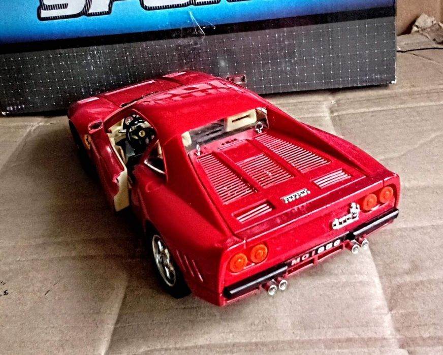 Ferrari 288 GTO  Bburago масштабом 1:18.