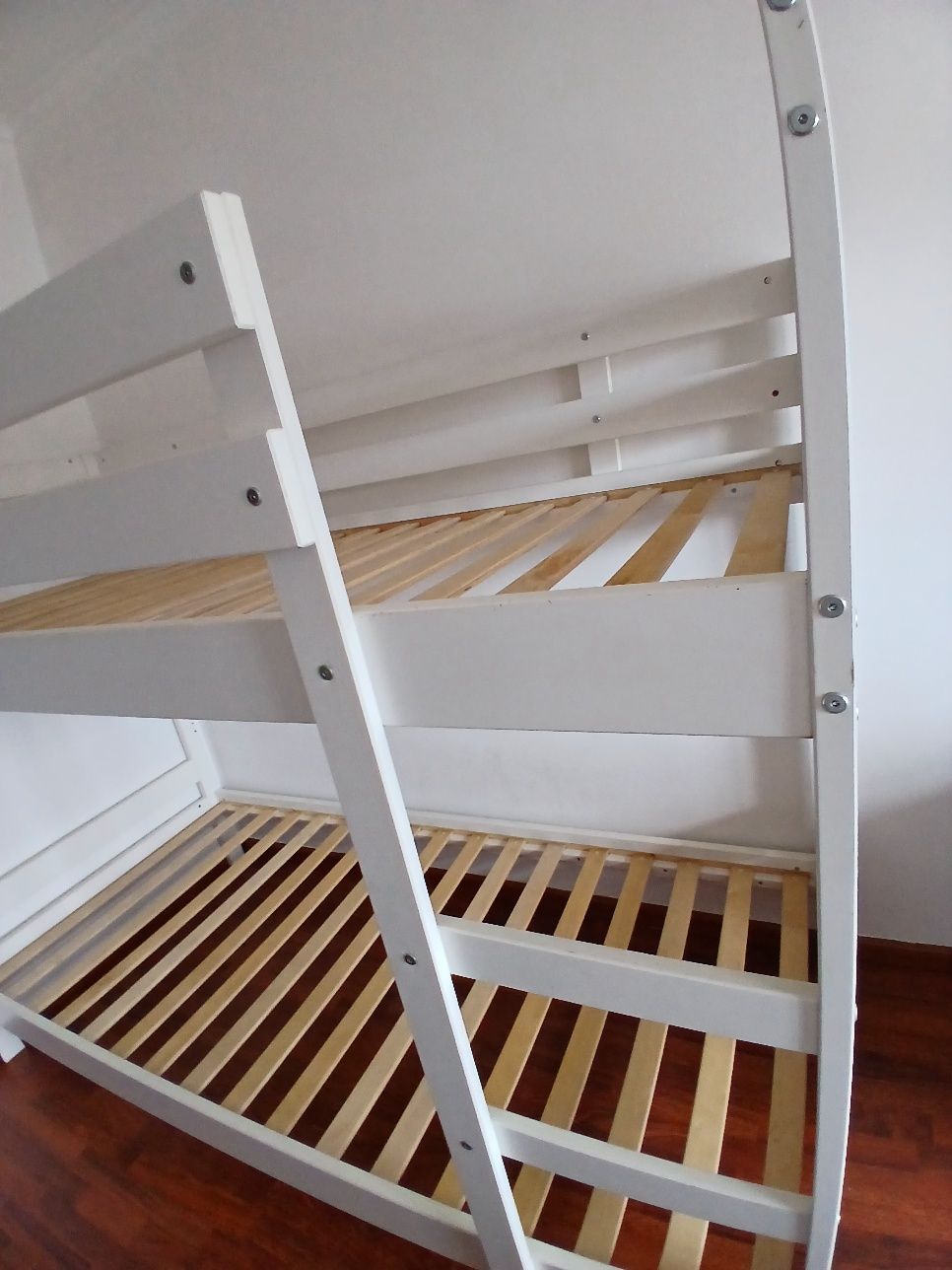 Cama dupla. 200 euros, manda messagens si querem falar do preço.