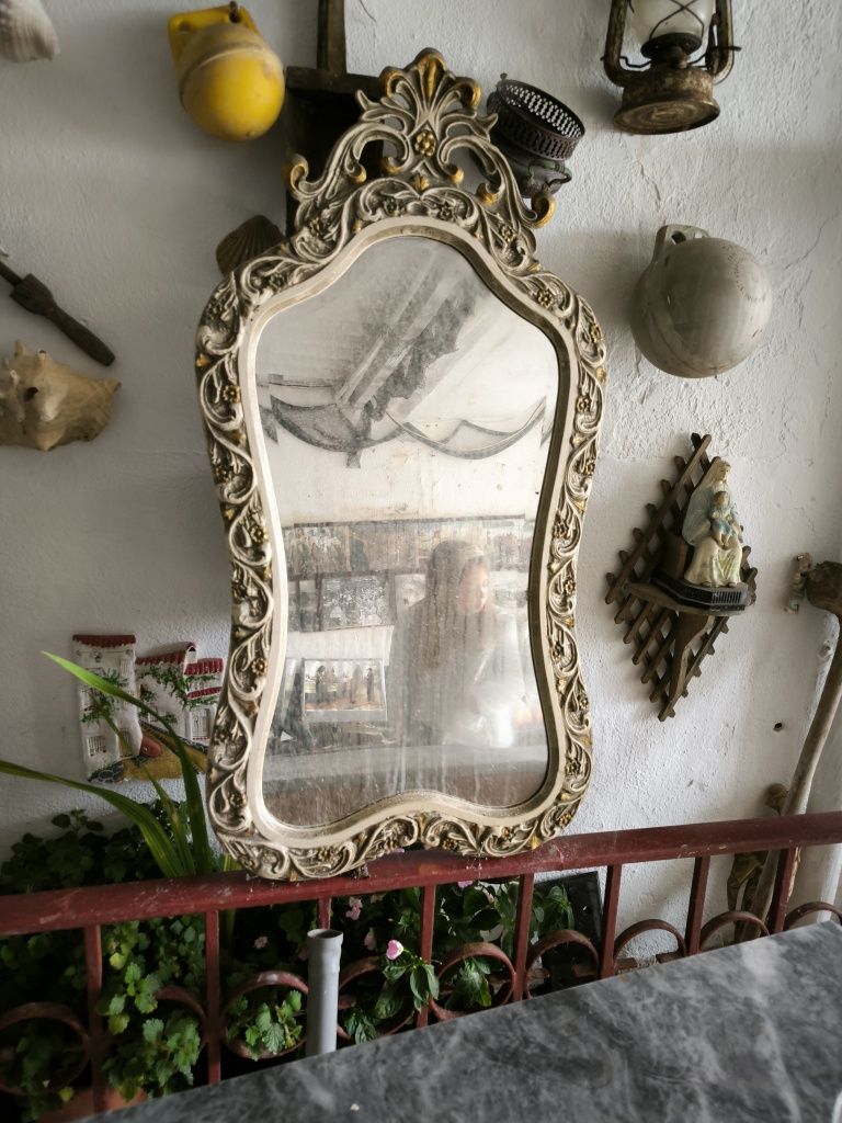 Móvel antigo com espelho