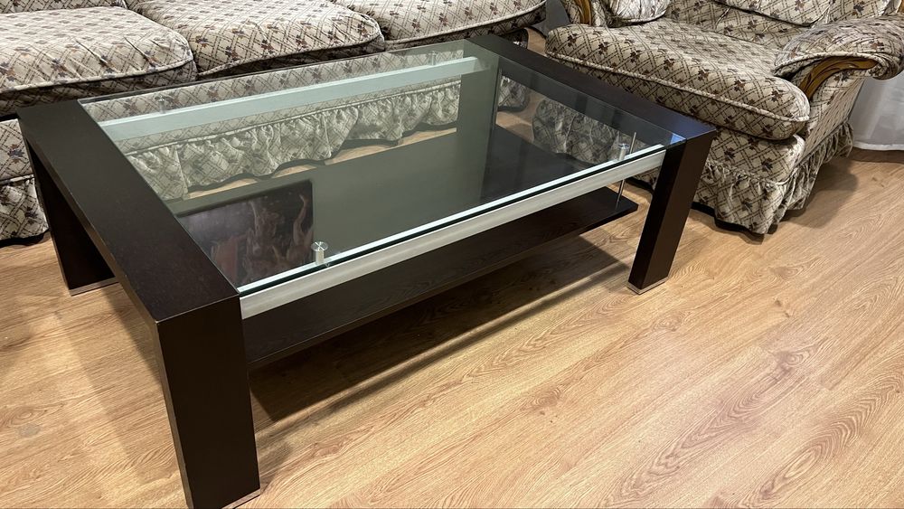 Скляний журнальний столик із масиву дерева (венге), в чудовому стані