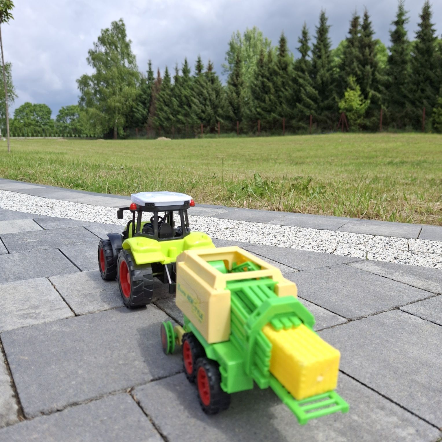 Traktor zabawka maszyna rolnicza