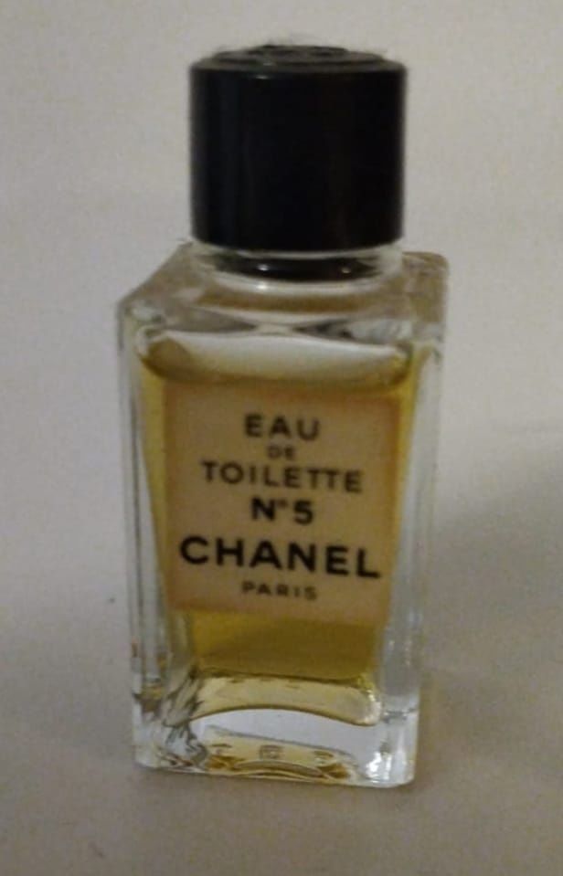 Cinco perfumes miniatura 
- N°19
- Antaeus
- Cri