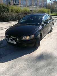 Volvo    S40.