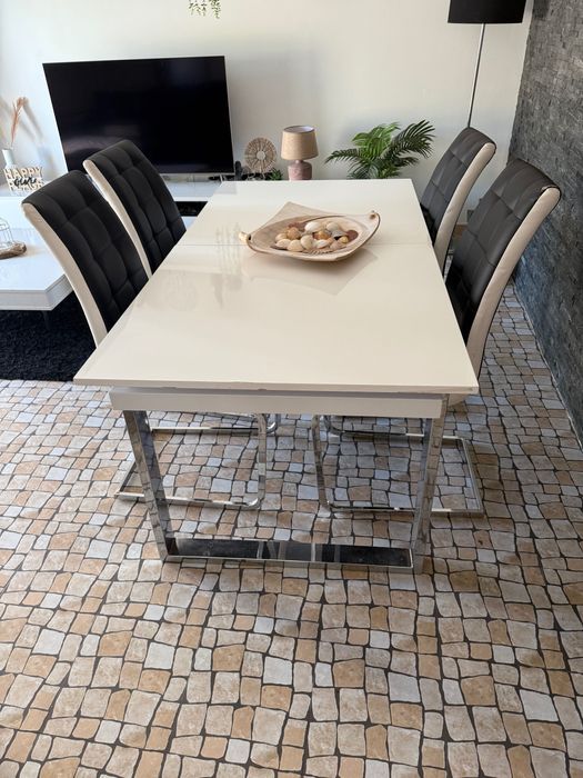 Mesa de jantar extensível como nova