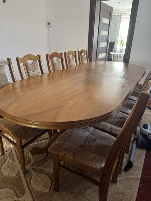 Stół z krzesłami.