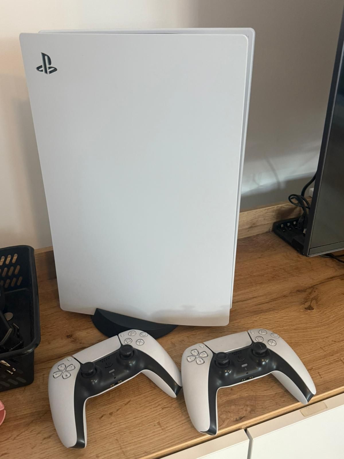 Konsola PlayStation 5 z napędem + 2 pady + gwarancja