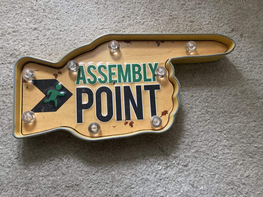 Sinal “Assembly Point” com luzes