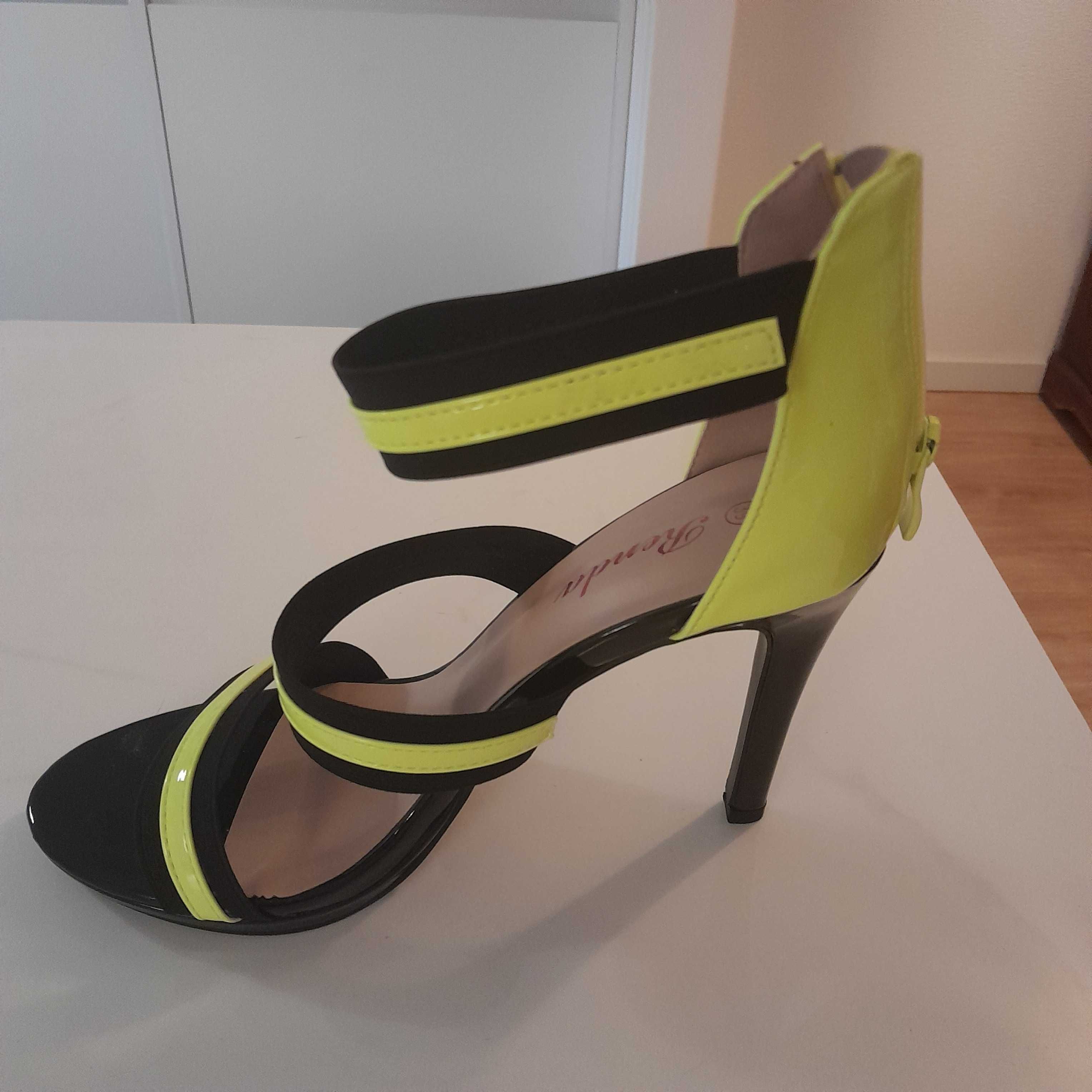 Sandálias pretas com amarelo fluorescente, nunca usadas (tamanho 39)