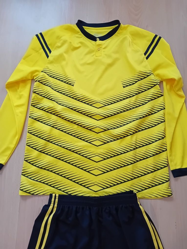 camisola + calções- equipamento desportivo