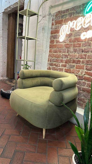 Металеве кашпо для вазонів та мягке крісло зеленого кольору (м. Львів)