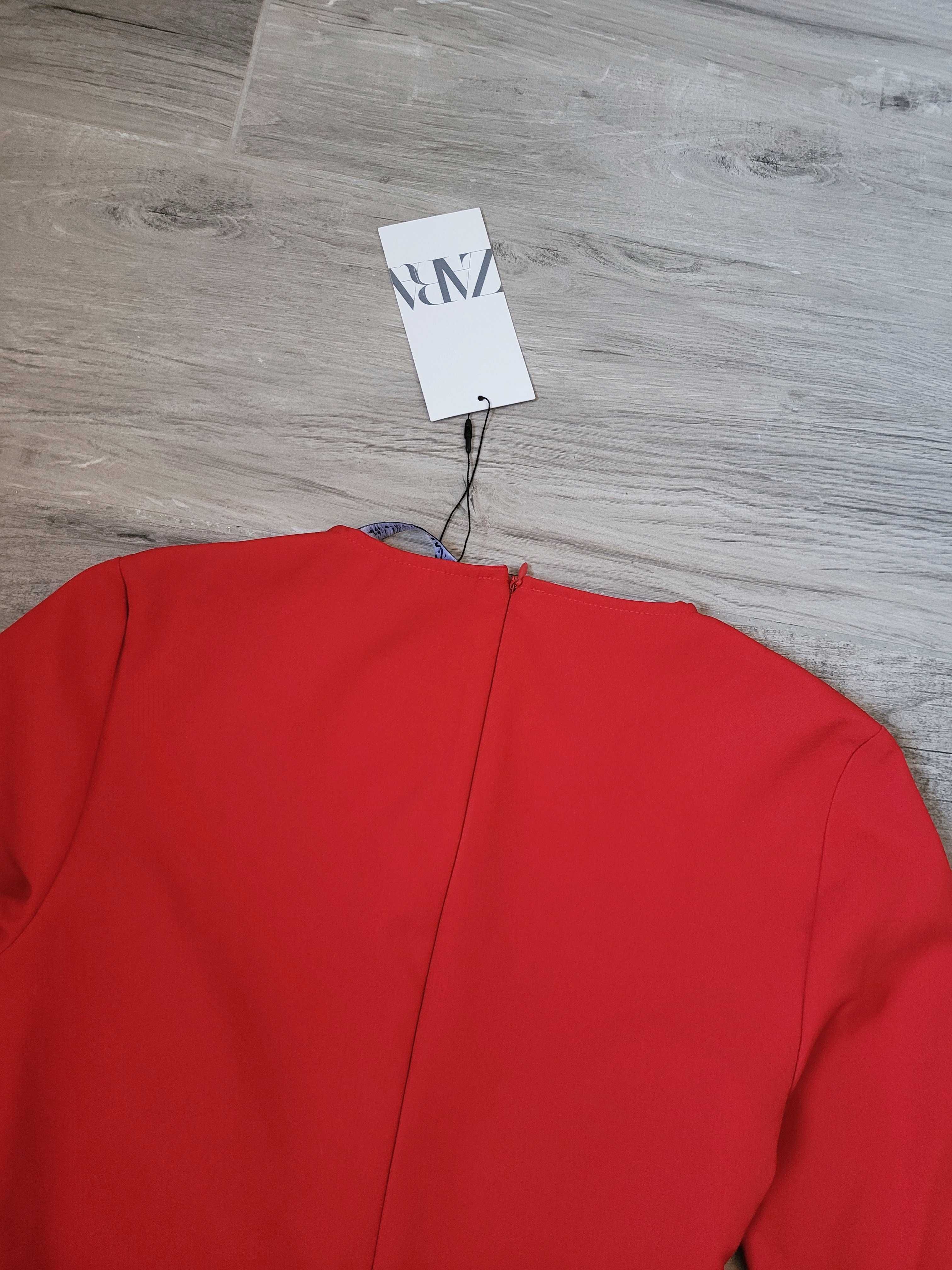 Elegancka czerwona drapowana sukienka midi z rozcięciem Zara