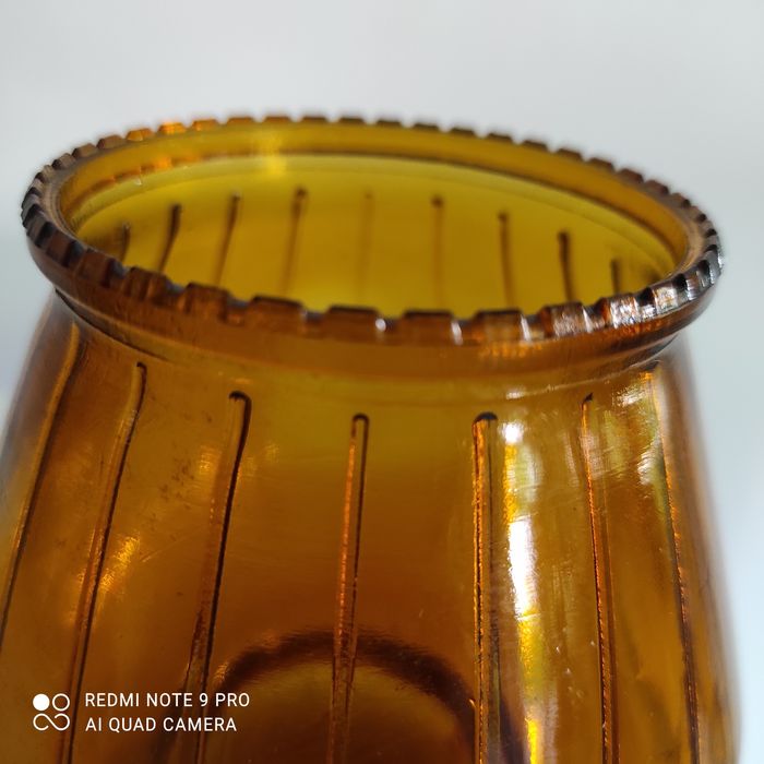 Wazon szklany wazonik miodowo-bursztynowy, szkło PRL