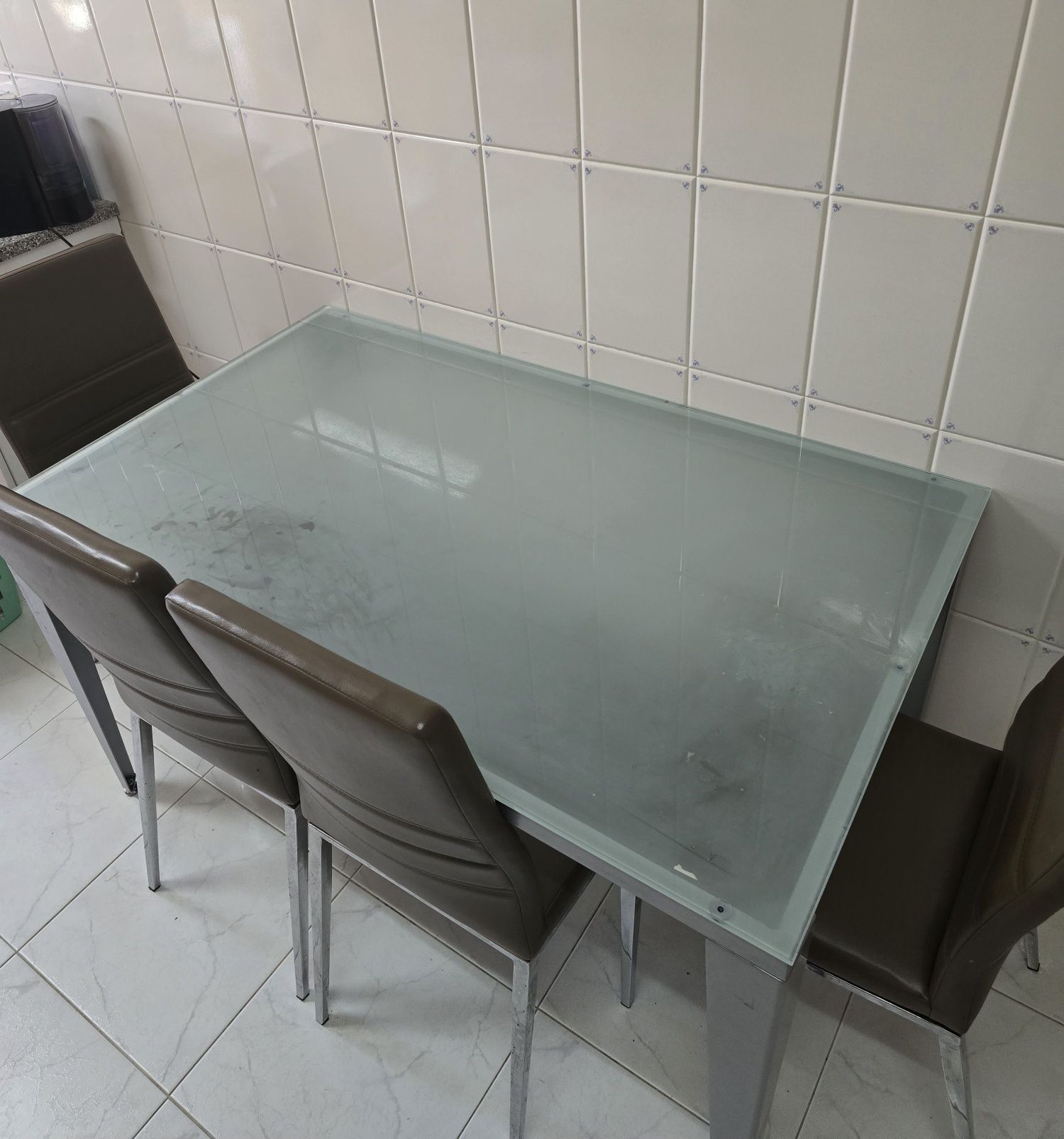 Mesa de cozinha com tampo de vidro