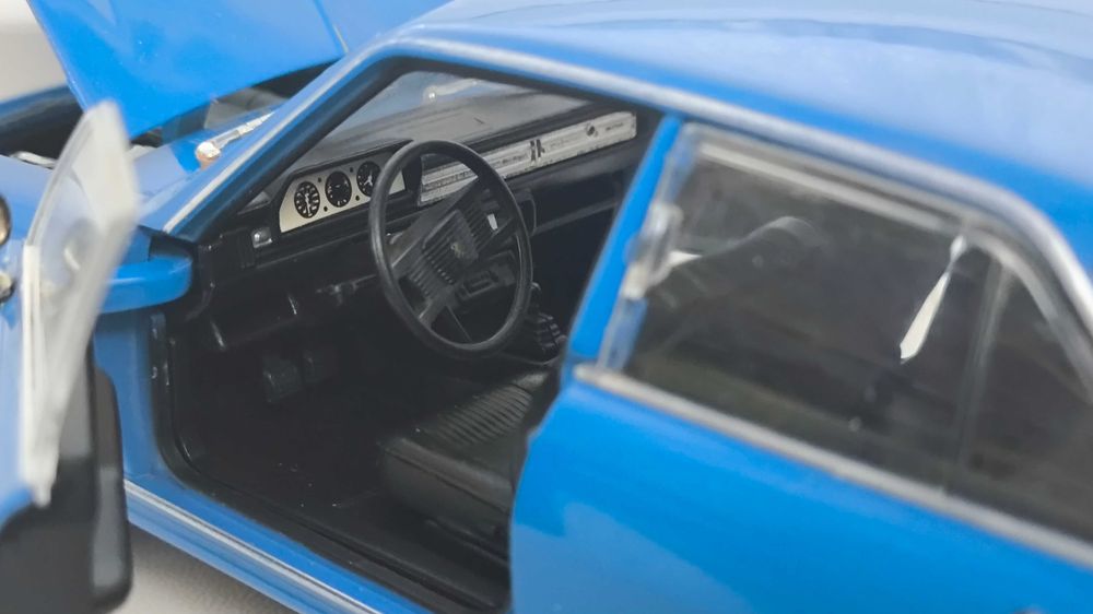 Модель, машинка Peugeot 504 1975 1.24 Welly