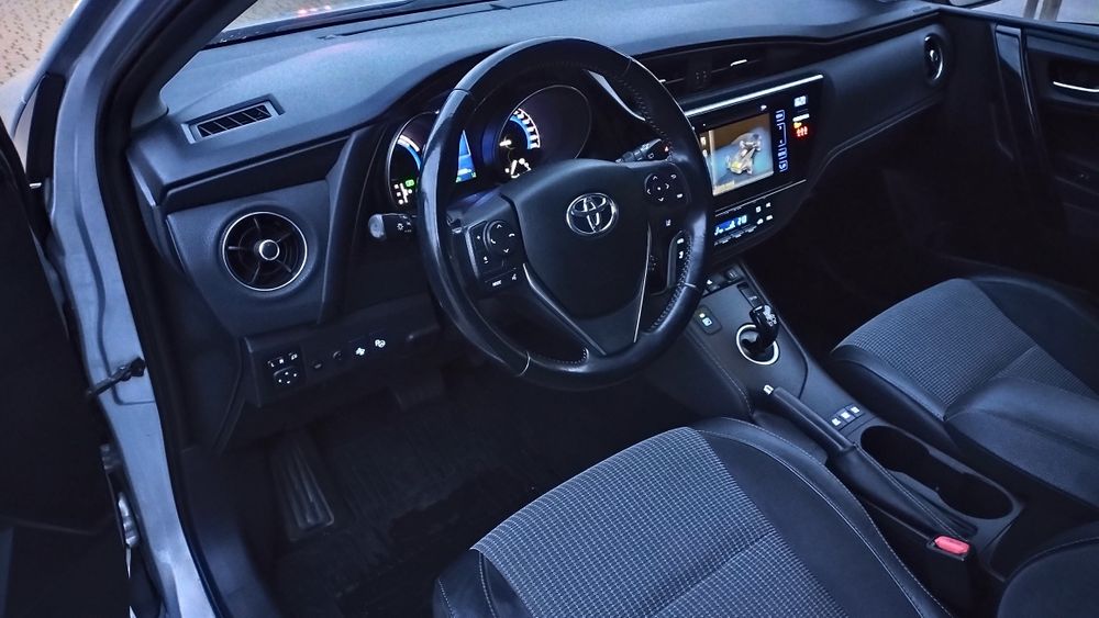 Toyota Auris 1,8 hybryda Salon PL