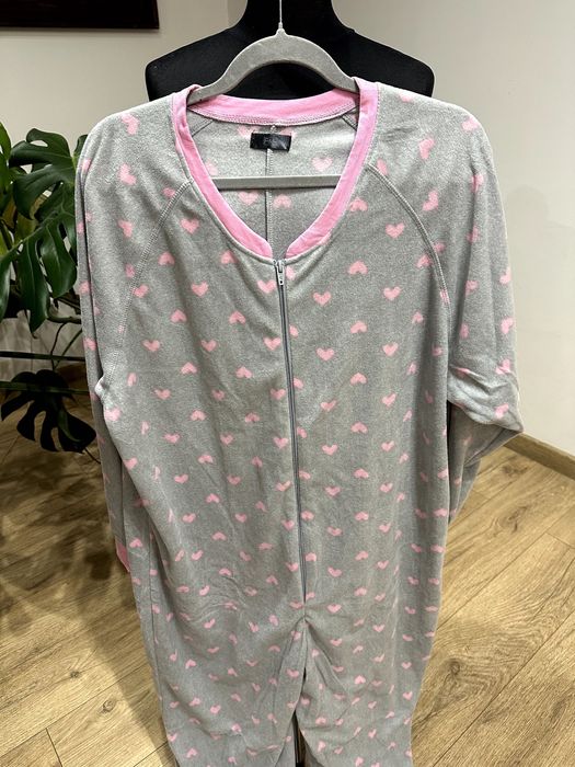 F & F pajac piżamka szara. w serduszka 20-22