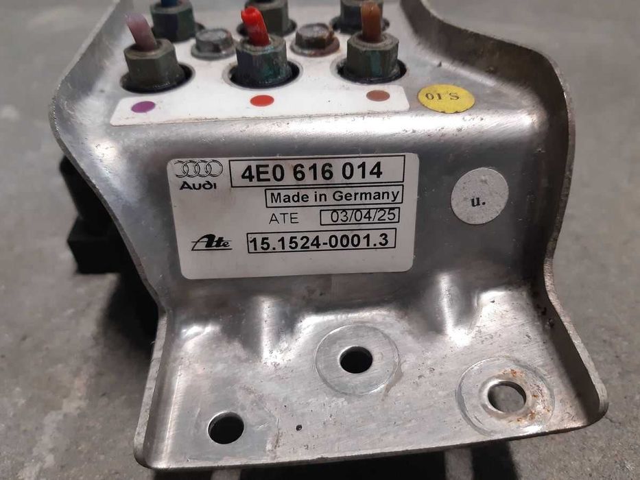 Audi A8 D3 rozdzielacz zawieszenia  ,  regulator pneumatyki .