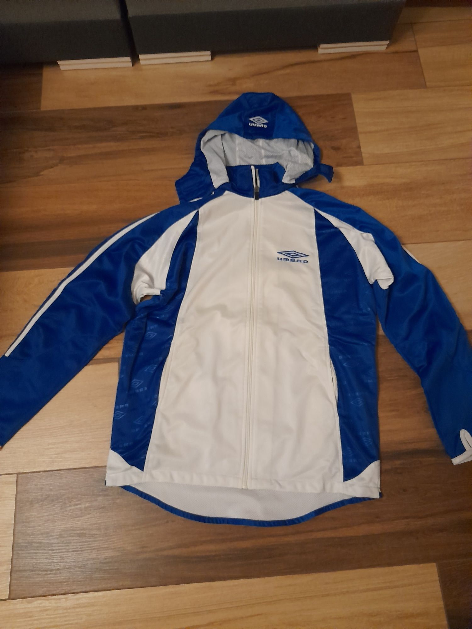 Fajna bluza Umbro z kapturem