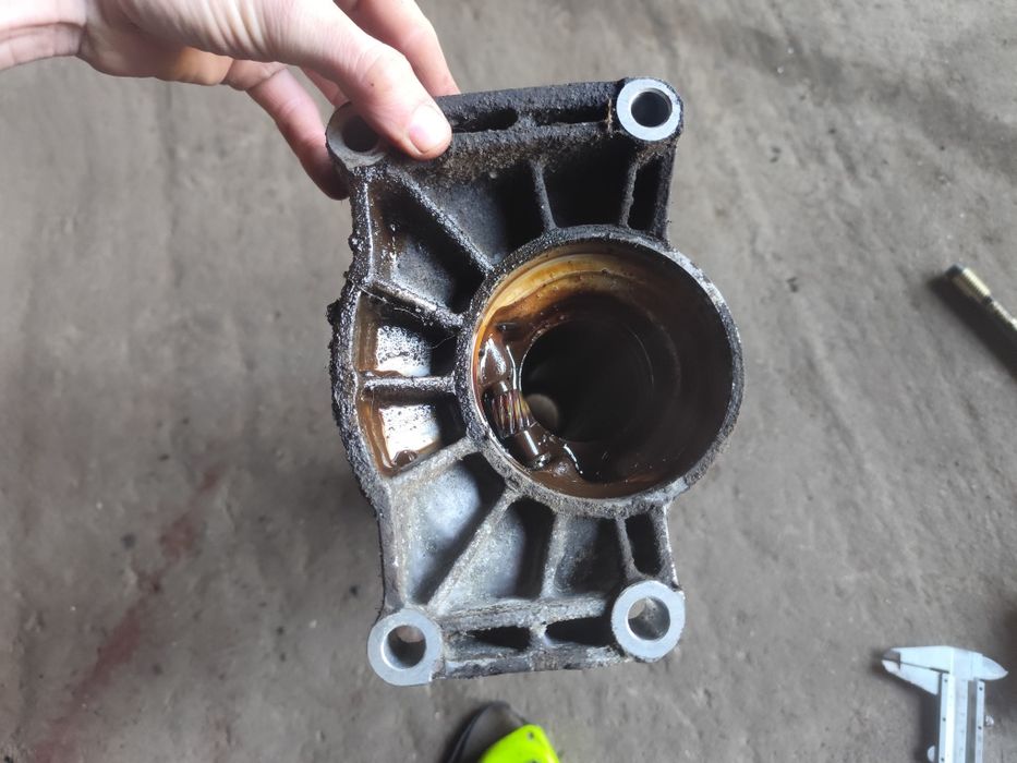 VW Transporter T4 1.9 TD obudowa flansza skrzyni biegów półosi