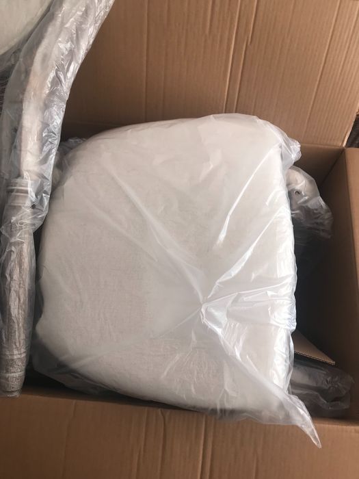 Cadeiras de mesa de jantar novas.