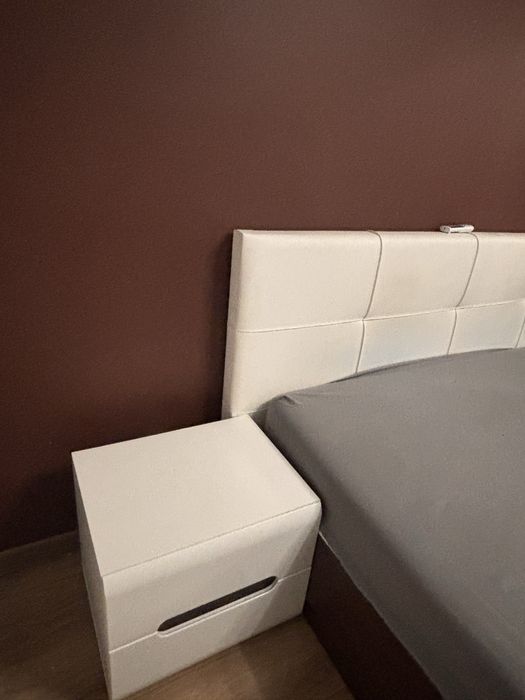 Łóżko  z szafkami nocnymi, szafa oraz komodą