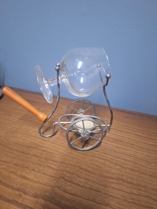 Peça de decoração  com uma vela e um copo de vinho