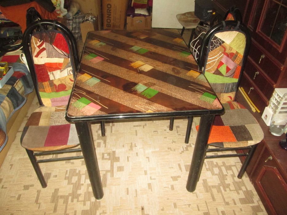 Стол обеденный и четыре стула