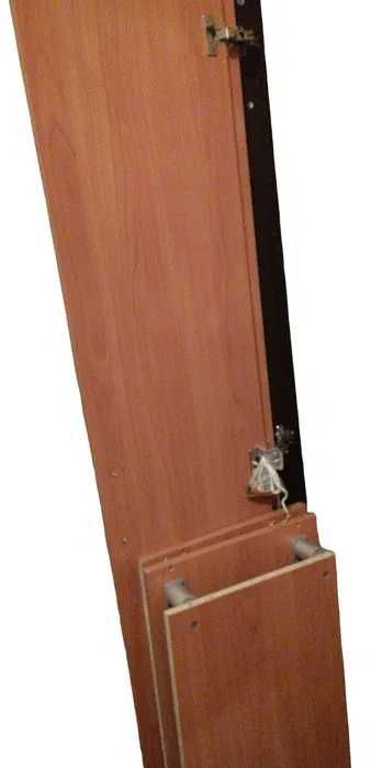 Функціональна та компактна офісна шафа (гардероб) для верхнього одягу