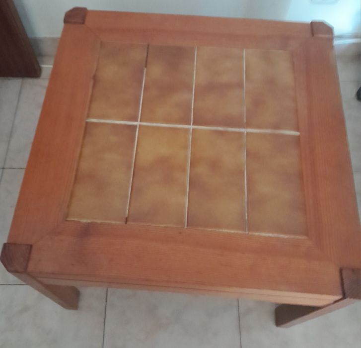 Vendo mesa quadrada em madeira maciça