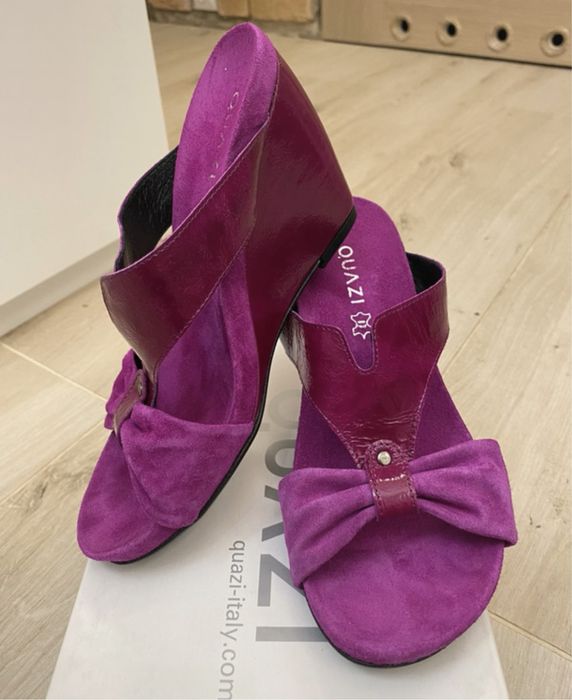 Całkowicie nowe skórzane klapki na koturnach rozm.36