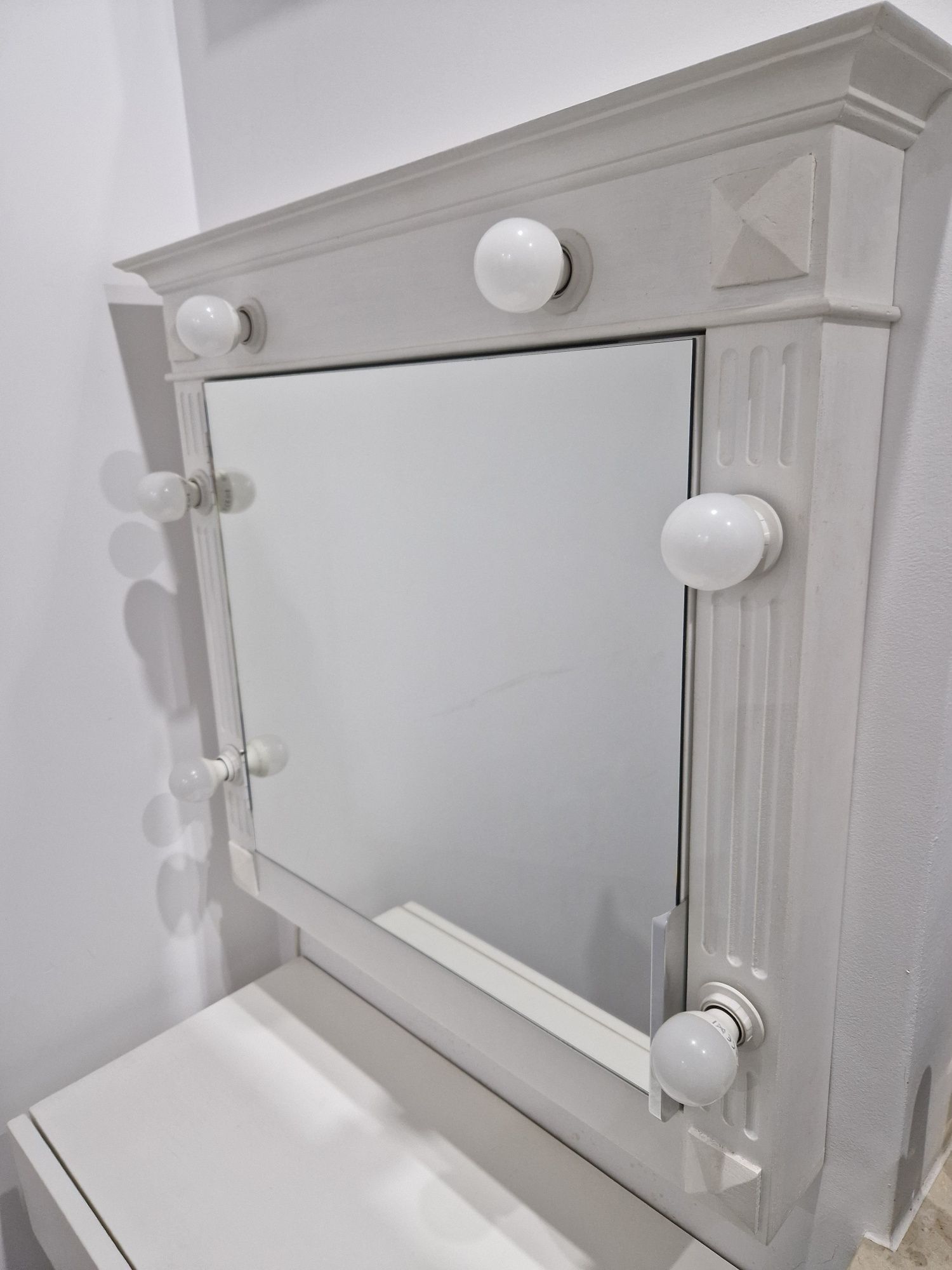 Toaletka wisząca biała z lustrem podświetlana