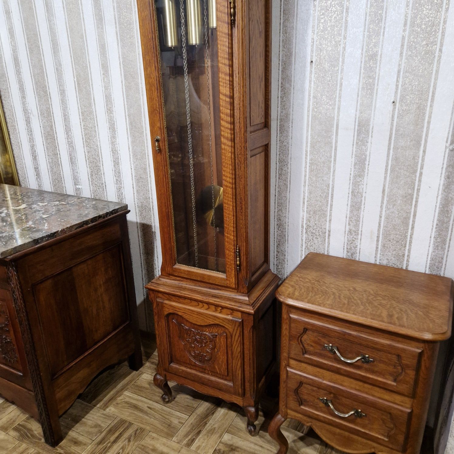 Piękny dębowy zegar stojący w  stylu ludwikowskim