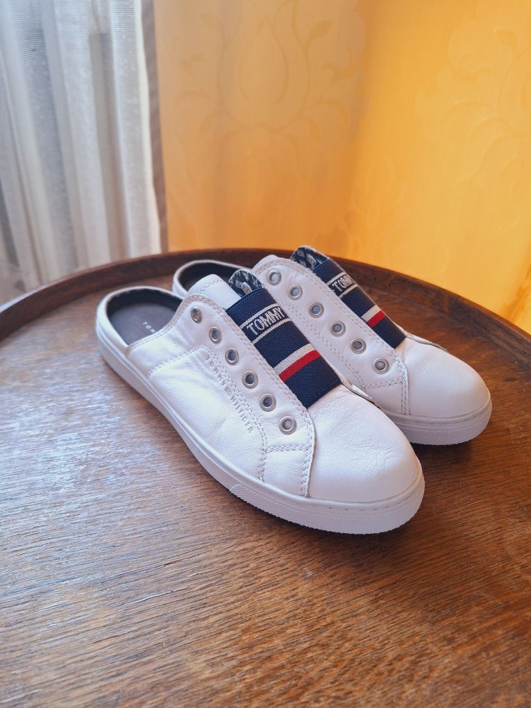 Buty skórzane Tommy Hilfiger- Slip On City Sneaker z nowej kolekcji