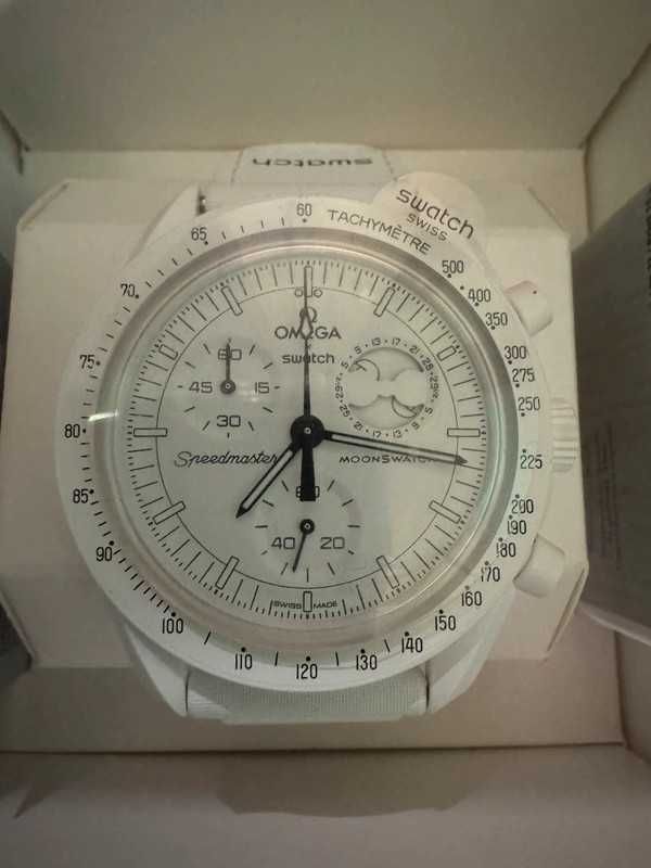 SO33W700 Omega x Swatch Snoopy Meteorowy Pył w Bieli