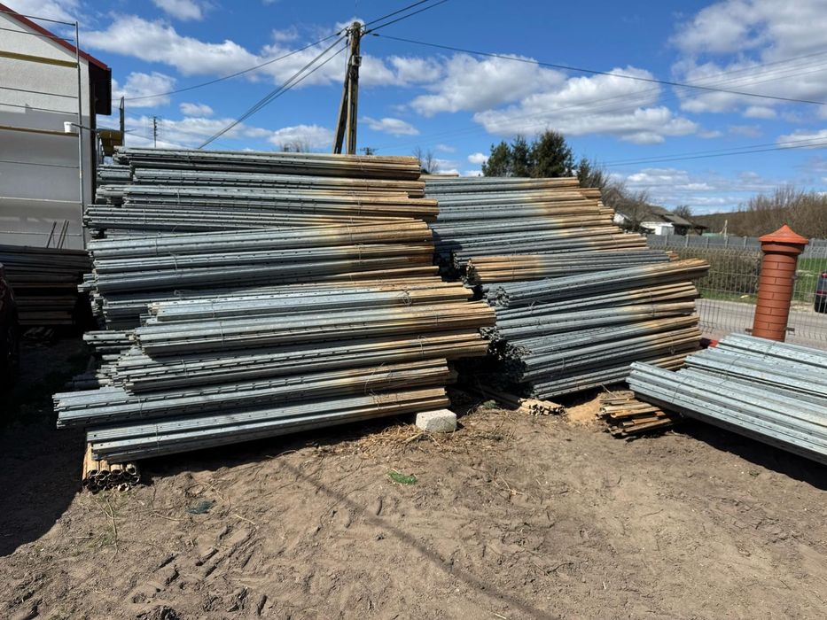 Ogrodzenie tymczasowe, słupki z winnicy, słupek metalowy, rusztowanie