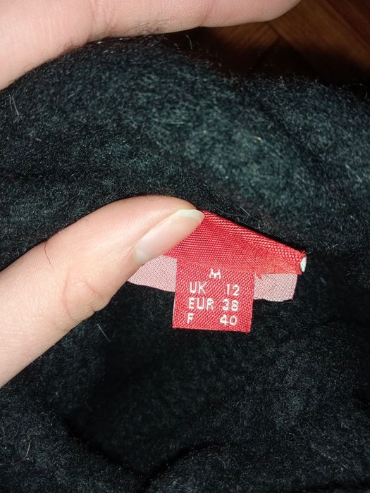 Гарна кофтинка чорного кольору