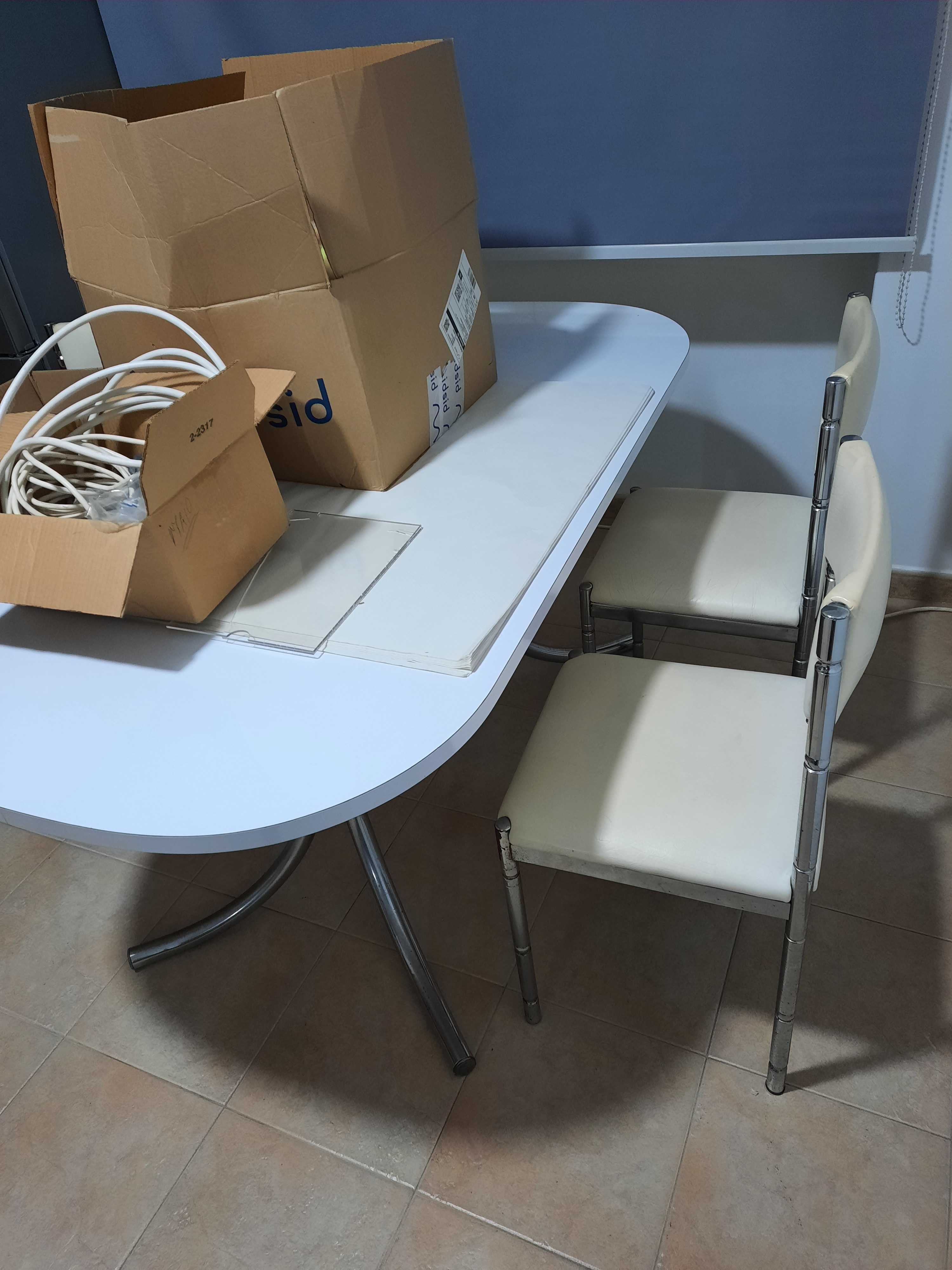 Mesa grande em tampo branco