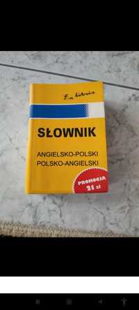 Kieszonkowy słownik polsko-angielski i angielsko-polski.