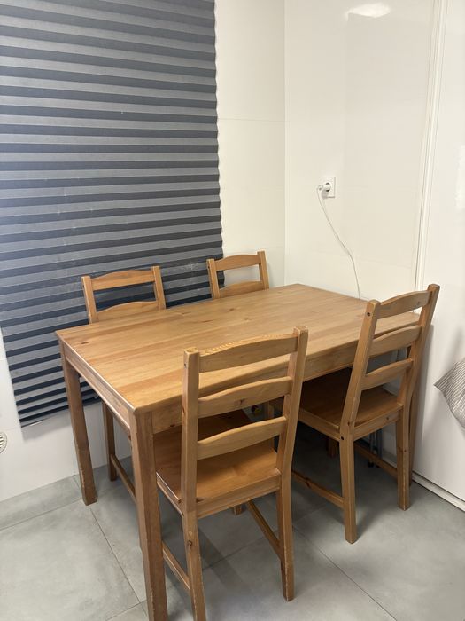 Mesa de cozinha em madeira