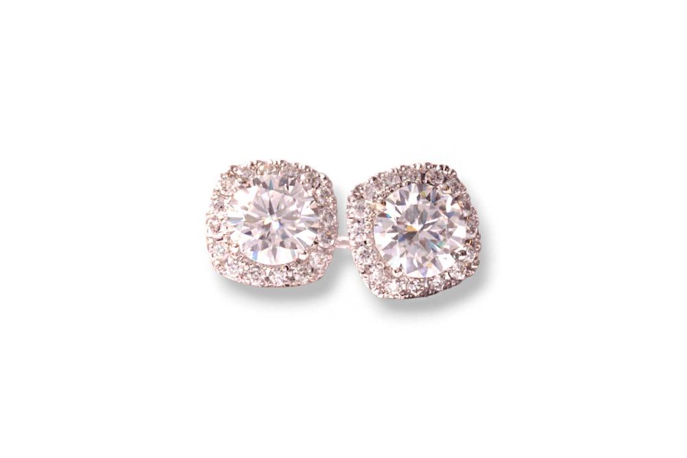 Элегантные серьги-пуссеты из белого золота c муассанитами