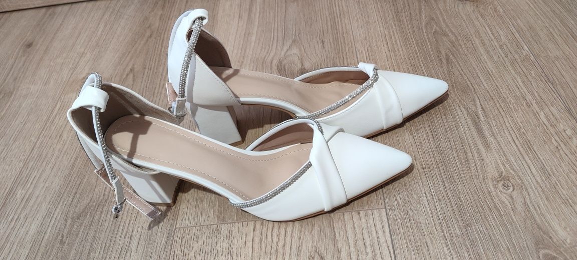 Buty białe na słupku