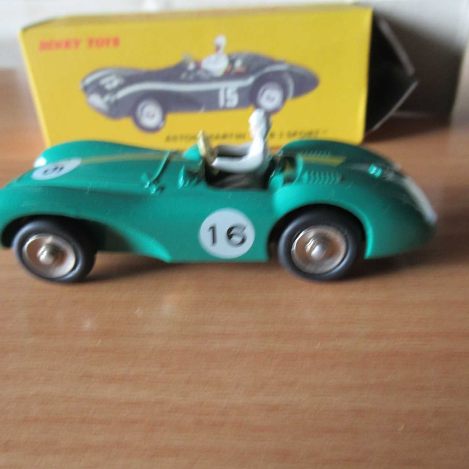 (133/8)-Aston Martin Sport em metal Dinky Toys