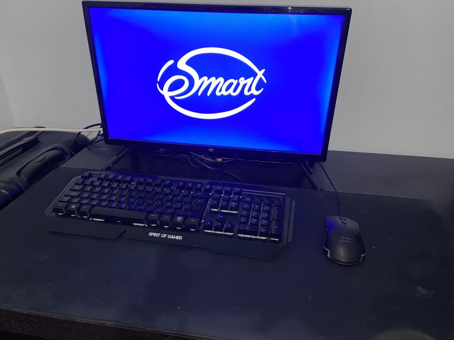 Ps4 com um controle , tv, mouse e teclado