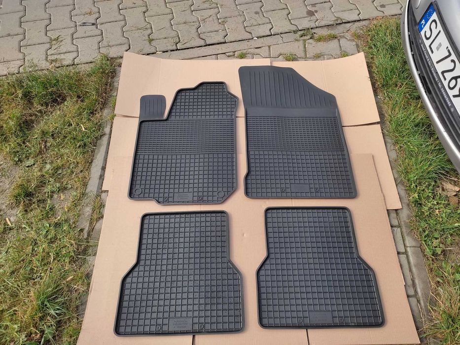 CITROEN C4 PICASSO 06-13r. Dywaniki gumowe dopasowane korytka korytko
