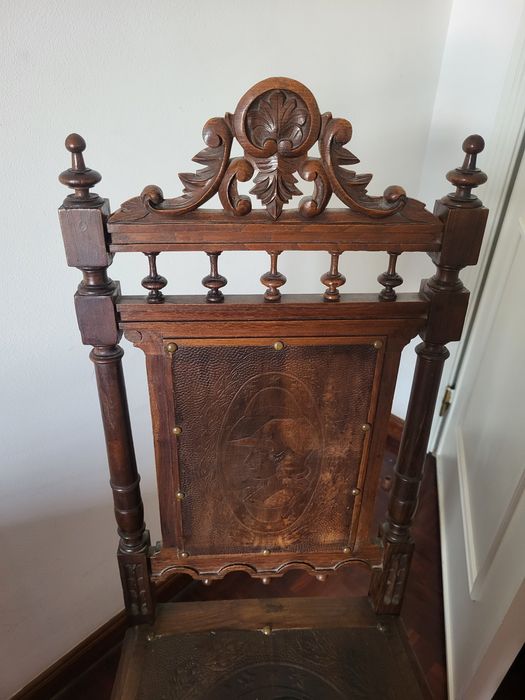 Cadeiras em madeira antigas