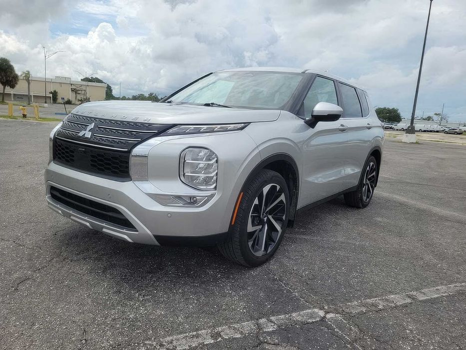Mitsubishi Outlander      2023
