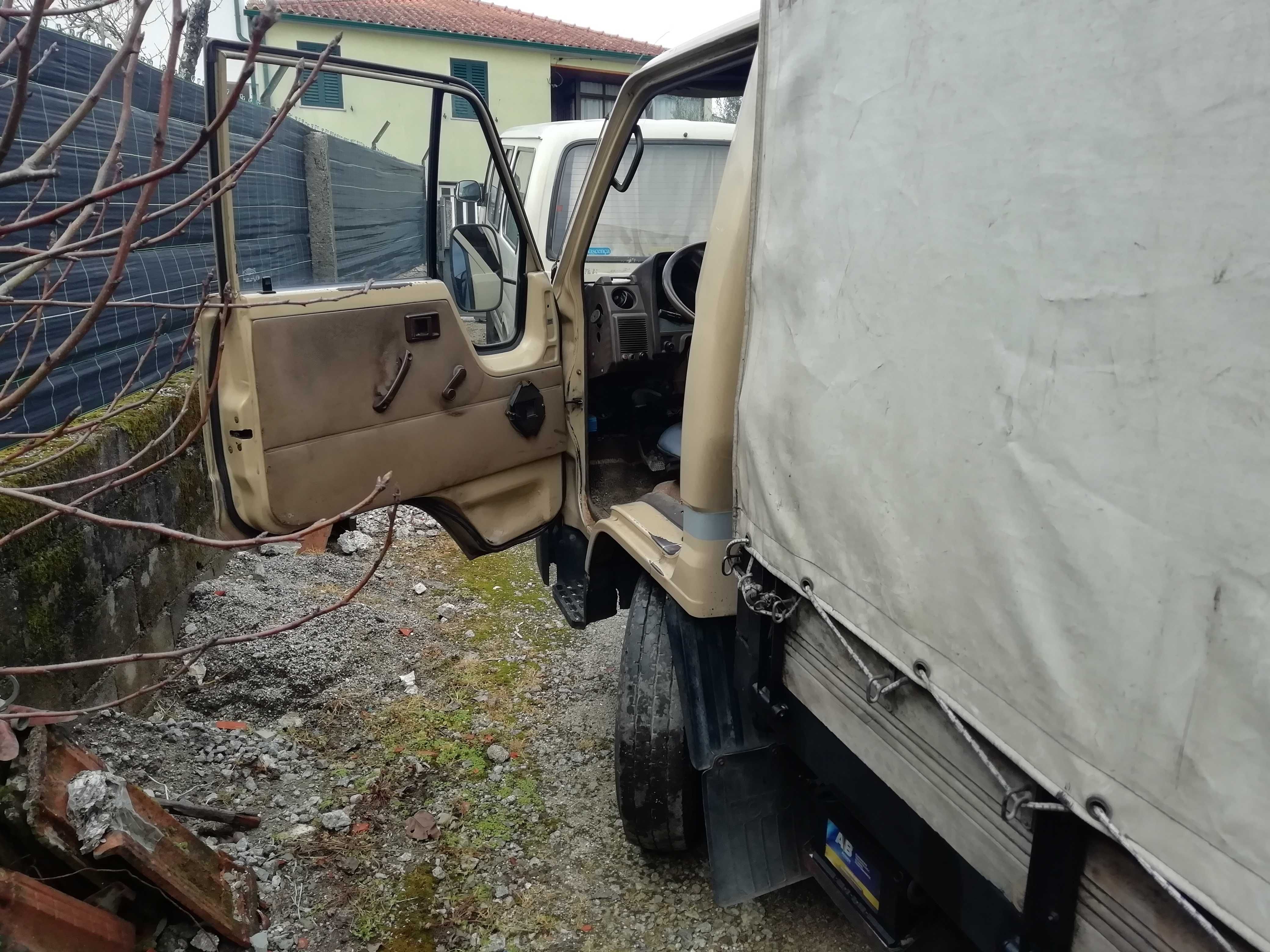 Toyota Dyna 150 em bom estado