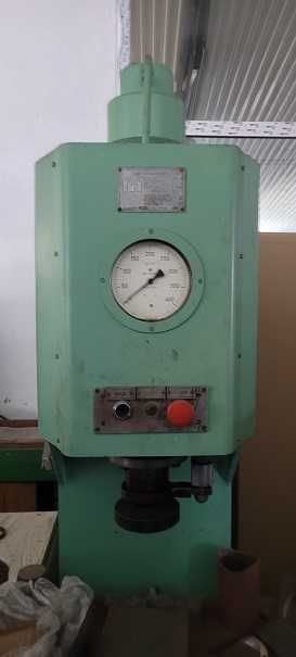 Prasa hydrauliczna wysięgowa ze stołem