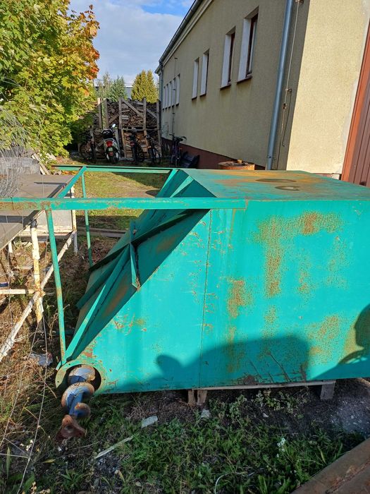 Podajnik do trocin z zasobnikiem, piec na trociny